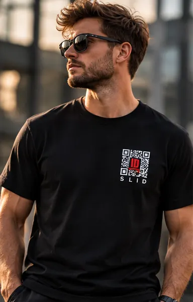 T-shirt ou roupa com o QR da marca ID Slid com etiqueta NFC — 3/9
