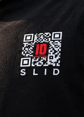 T-shirt ou roupa com o QR da marca ID Slid com etiqueta NFC — 7/9