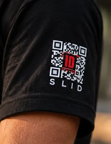 T-shirt ou roupa com o QR da marca ID Slid com etiqueta NFC — 8/9