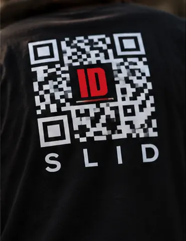 T-shirt ou roupa com o QR da marca ID Slid com etiqueta NFC — 6/9