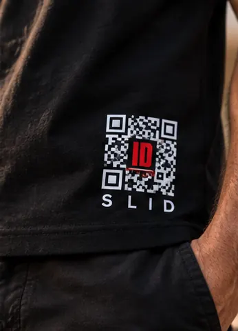 T-shirt ou roupa com o QR da marca ID Slid com etiqueta NFC — 9/9