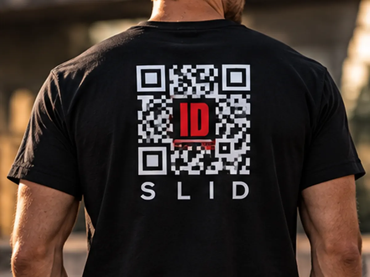 T-shirt ou roupa com o QR da marca ID Slid com etiqueta NFC